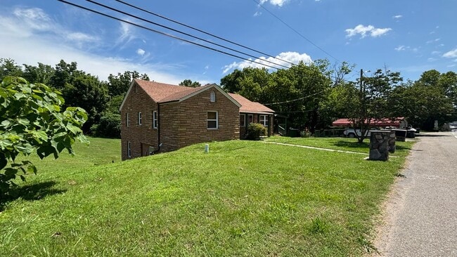 626 W Main St in Sevierville, TN - Building Photo - Building Photo