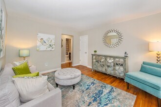 The Crossings At Metropark in Iselin, NJ - Foto de edificio - Building Photo