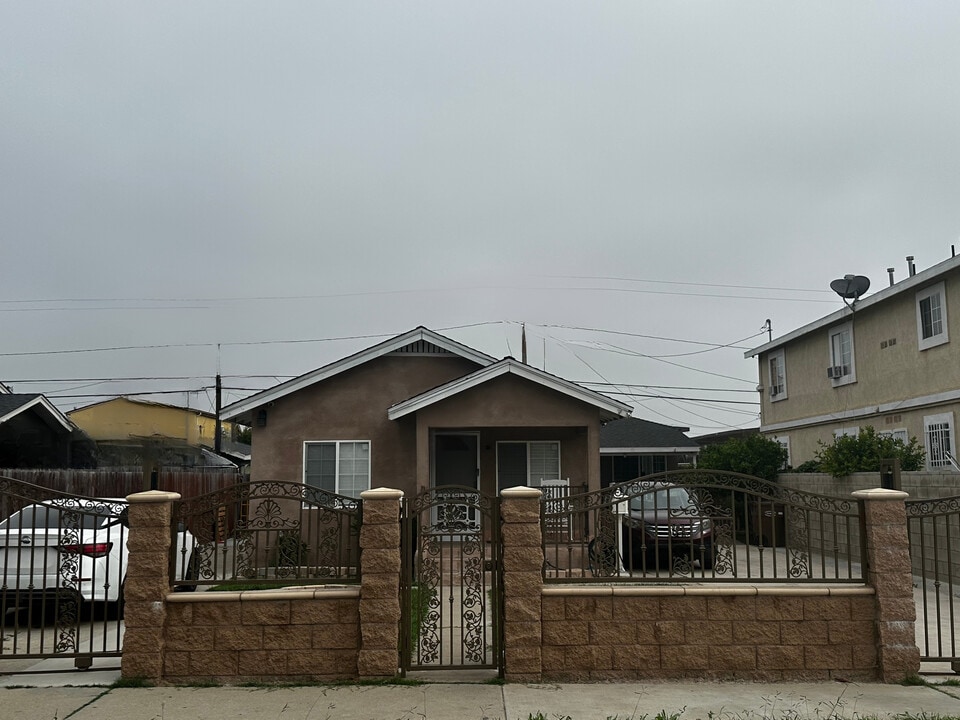1313 W 96th St in Los Angeles, CA - Foto de edificio