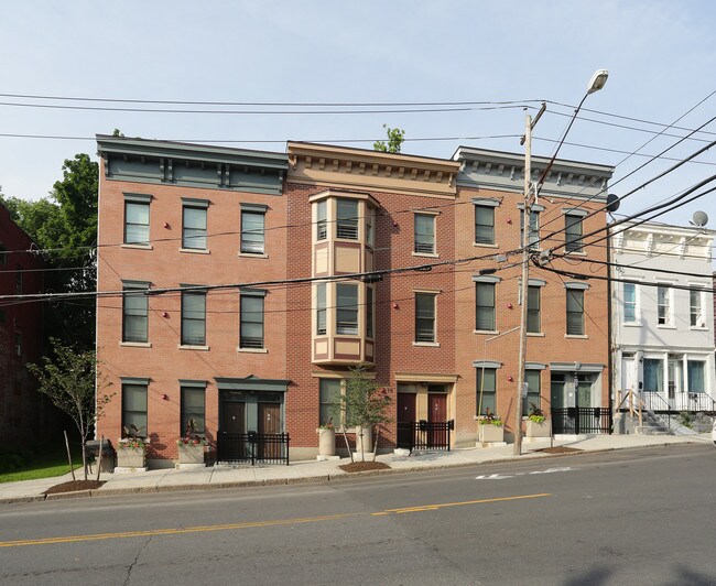 16 Morton Ave in Albany, NY - Foto de edificio - Building Photo