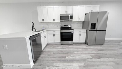 1581 S Montgomery St in DeLand, FL - Building Photo - Building Photo