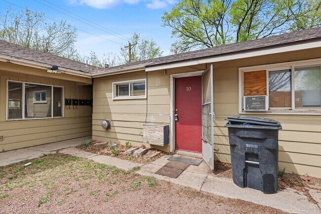 207 N Santa Fe Ave in Fountain, CO - Foto de edificio - Building Photo