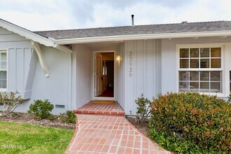 23939 Oxnard St in Los Angeles, CA - Building Photo - Building Photo