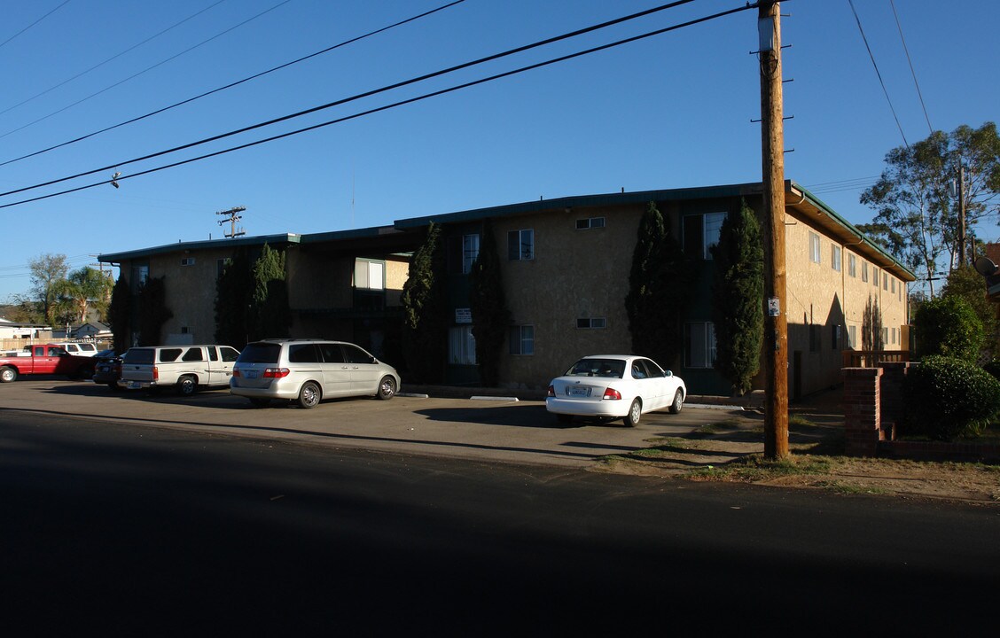 902 B St in Ramona, CA - Building Photo