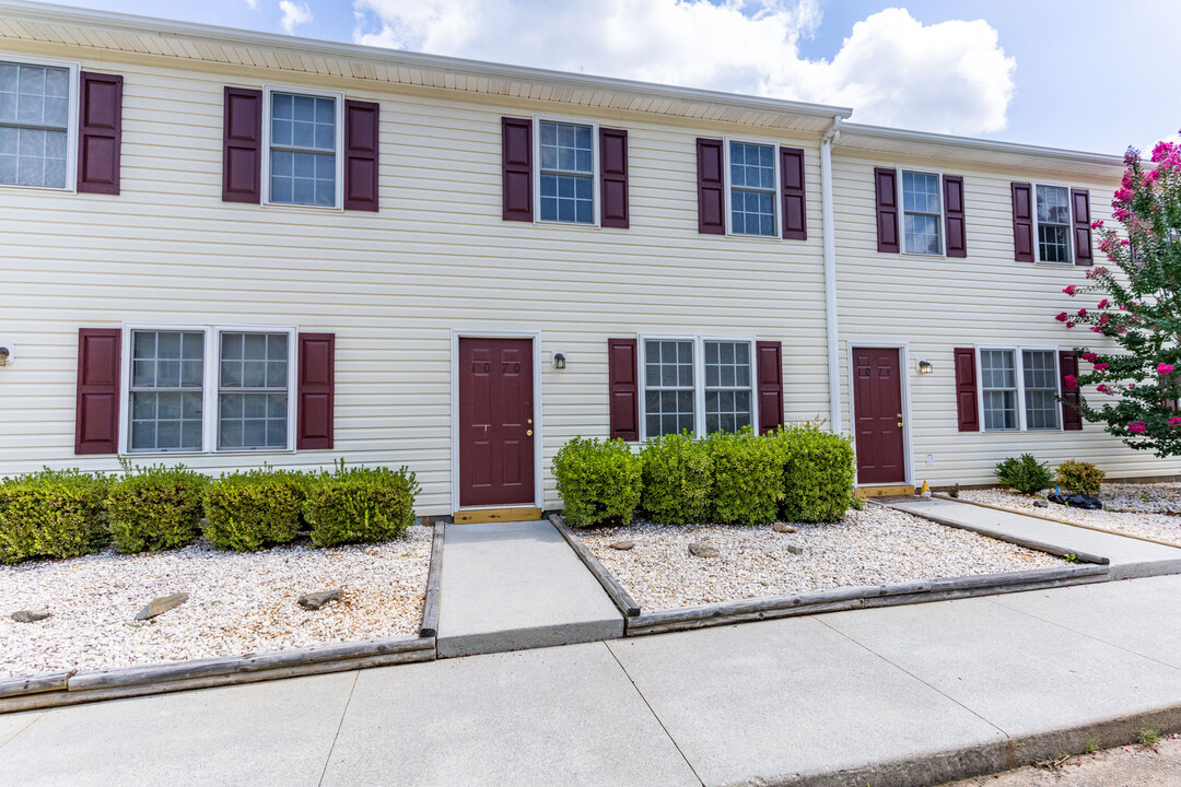 1066 Blane Dr in Forest, VA - Foto de edificio