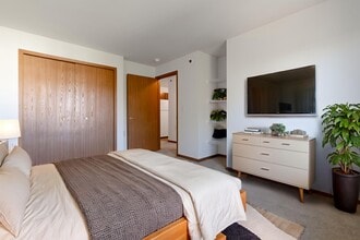 Colonial Meadows Senior Community in Pontiac, MI - Foto de edificio - Building Photo