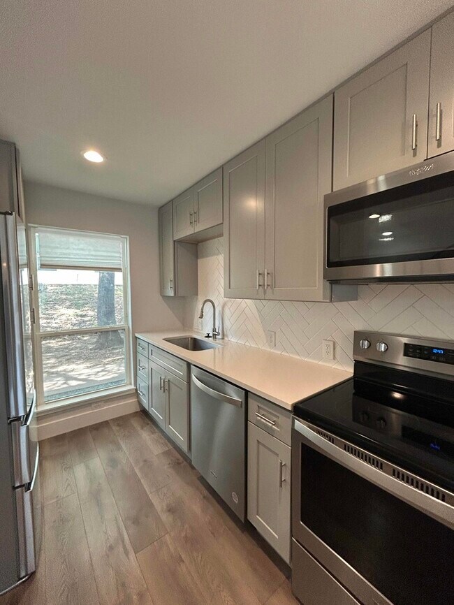 3804 Southway Dr-Unit -Apartment 102 in Austin, TX - Building Photo - Building Photo