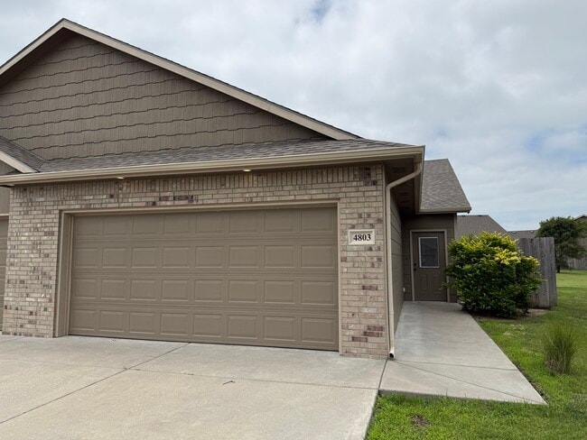 property at 4803 N Hillside Ct