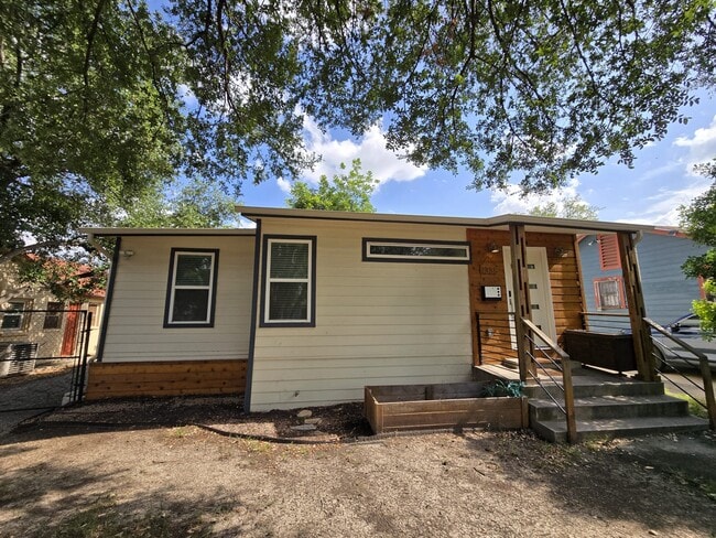 property at 1338 W Elsmere Pl