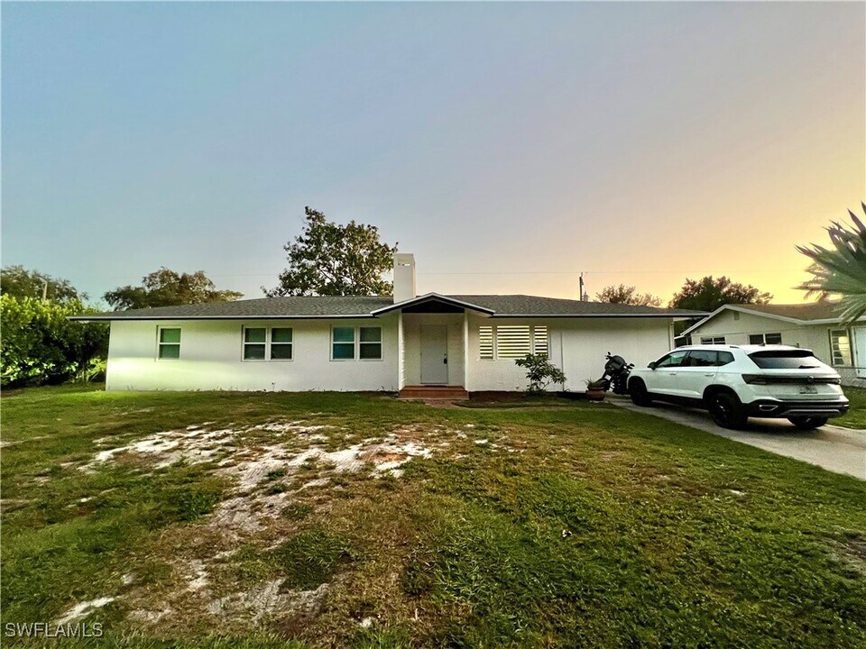 3586 Croton Rd in Naples, FL - Building Photo