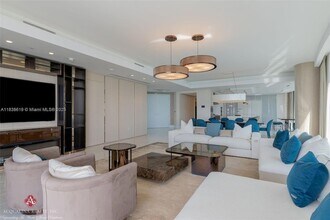 17975 Collins Ave, Unit 1002 in Sunny Isles Beach, FL - Building Photo - Building Photo