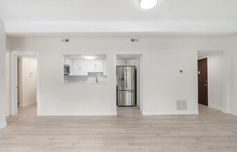 9725 E Harvard Ave, Unit 330 in Denver, CO - Foto de edificio - Building Photo