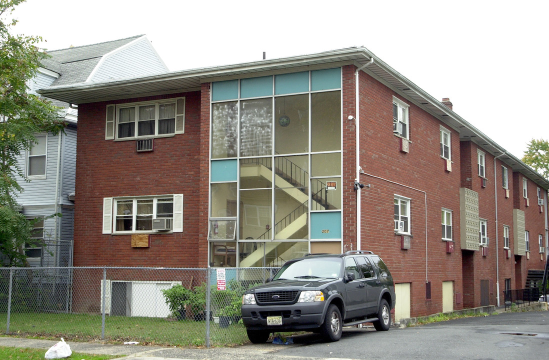 207 N Walnut St in East Orange, NJ - Building Photo