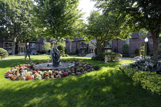 Burnwood Apartments in Lombard, IL - Foto de edificio - Building Photo