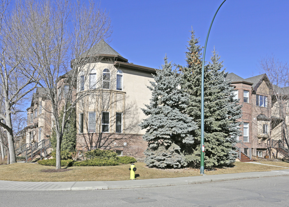 2106 4th Ave NW in Calgary, AB - Building Photo