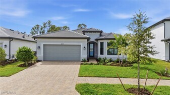 2071 Freemont Dr in Naples, FL - Building Photo