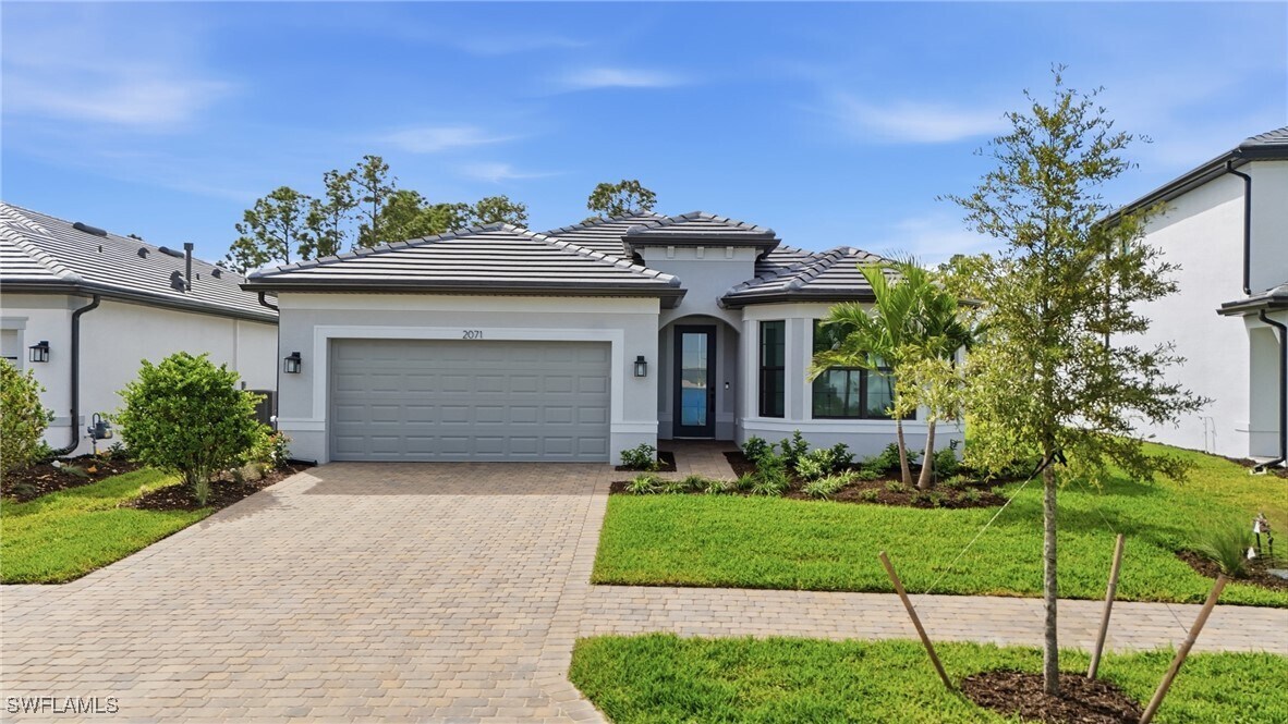 2071 Freemont Dr in Naples, FL - Building Photo