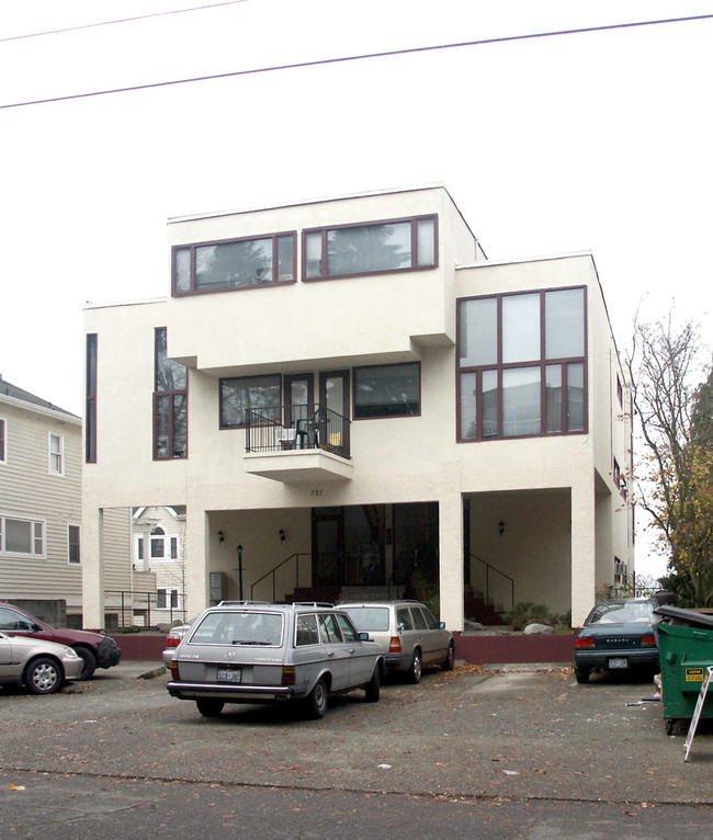 737 Belmont Pl E in Seattle, WA - Foto de edificio - Building Photo