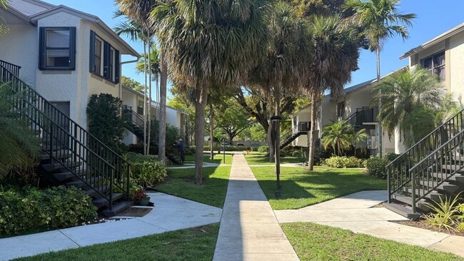 1254 S Military Trail in Deerfield Beach, FL - Building Photo - Building Photo