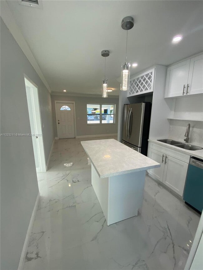 280 NE 43rd Ct in Oakland Park, FL - Foto de edificio - Building Photo