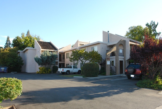 Villanova Apartments in Sacramento, CA - Building Photo - Building Photo