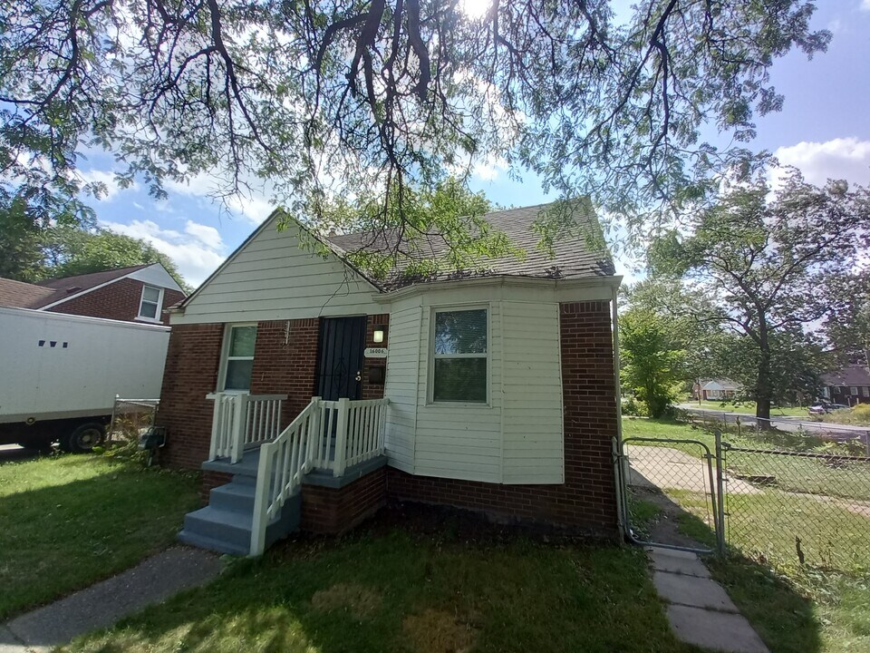 16006 E State Fair Ave in Detroit, MI - Building Photo