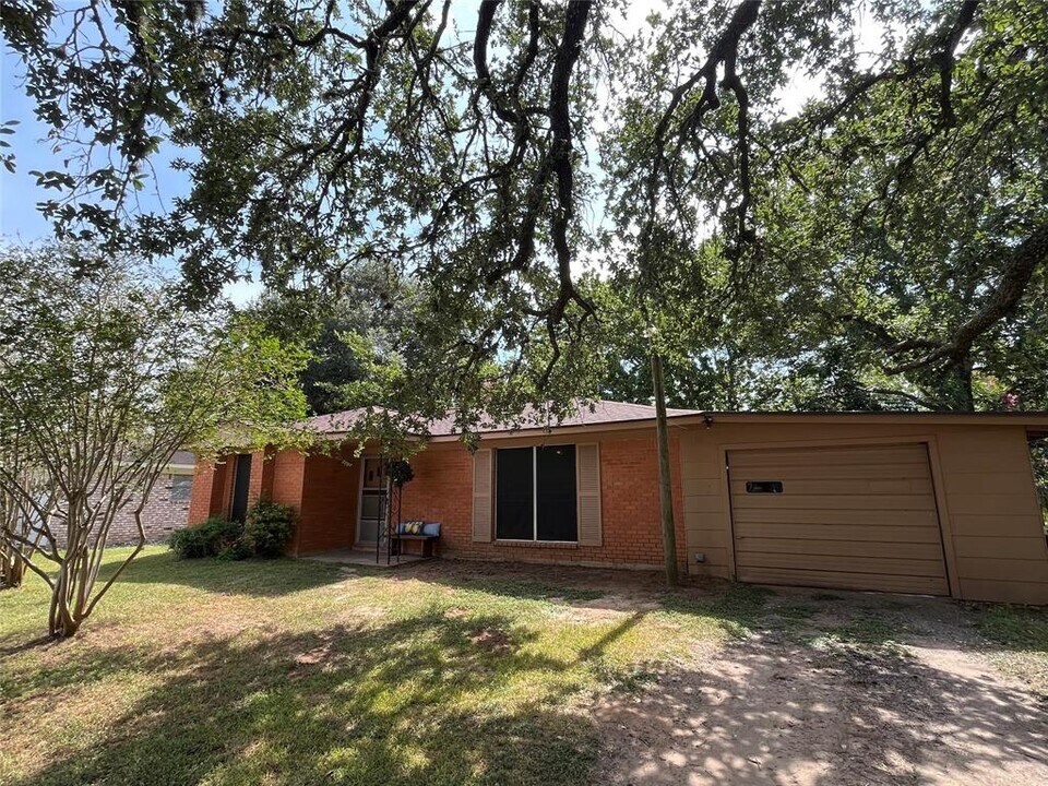 104 Marilyn St in Columbus, TX - Building Photo