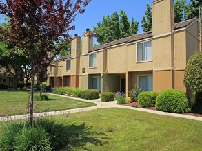 Fox Hollow in Porterville, CA - Foto de edificio - Building Photo