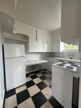 18348 SE River Rd in Portland, OR - Building Photo - Building Photo