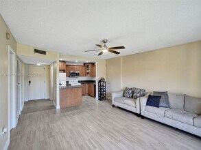 4152 Inverrary Dr in Lauderhill, FL - Building Photo - Building Photo