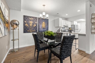 Saddlewood Park in Minnetonka, MN - Foto de edificio - Building Photo