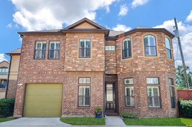 1915 Upland Sky in Houston, TX - Foto de edificio - Building Photo