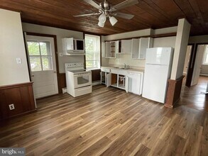 327 S Church St in Spring City, PA - Foto de edificio - Building Photo