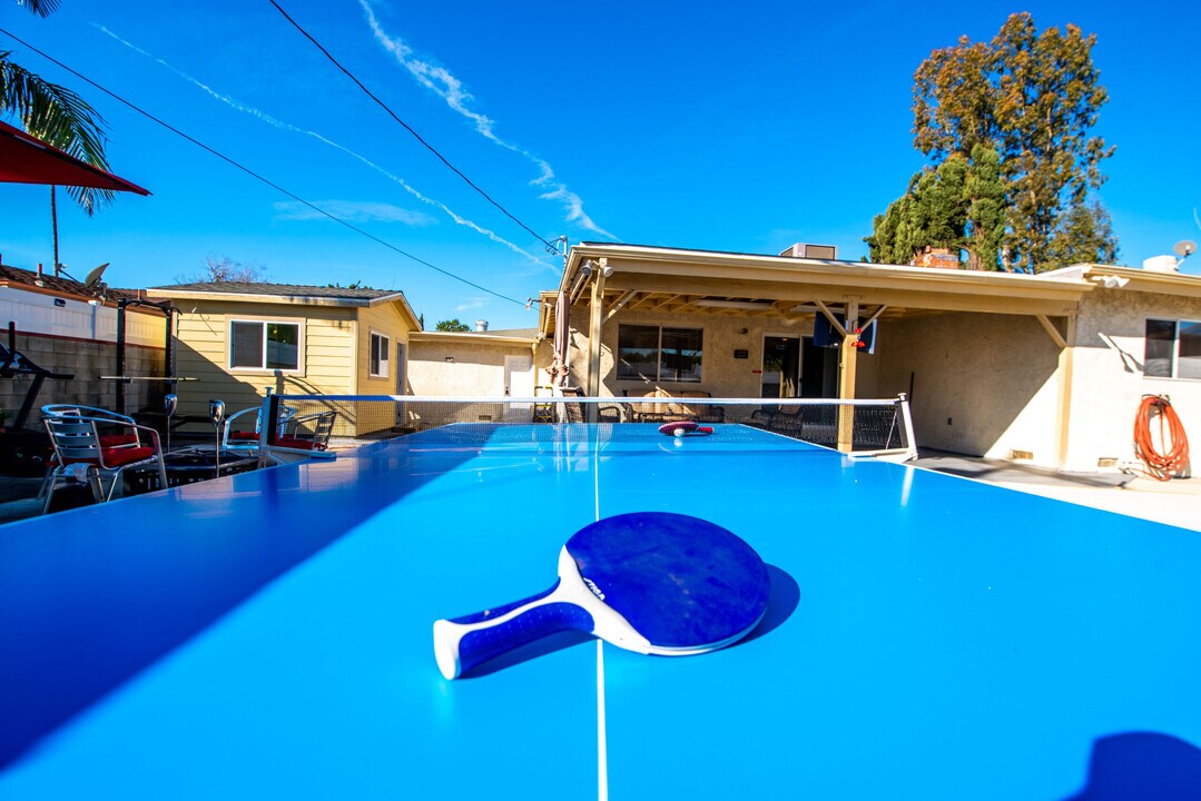7744 Mary Ellen Ave in North Hollywood, CA - Foto de edificio