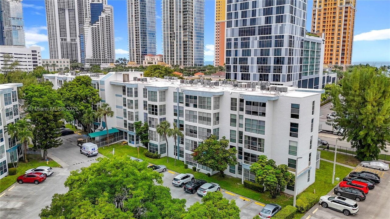 17620 Atlantic Blvd in Sunny Isles Beach, FL - Building Photo