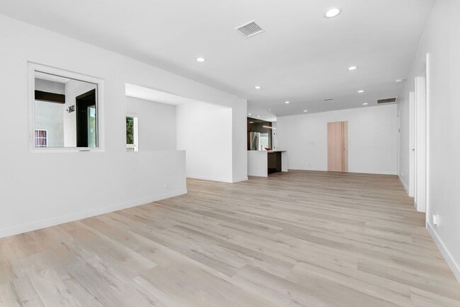 2611 S Bentley Ave in Los Angeles, CA - Foto de edificio - Building Photo