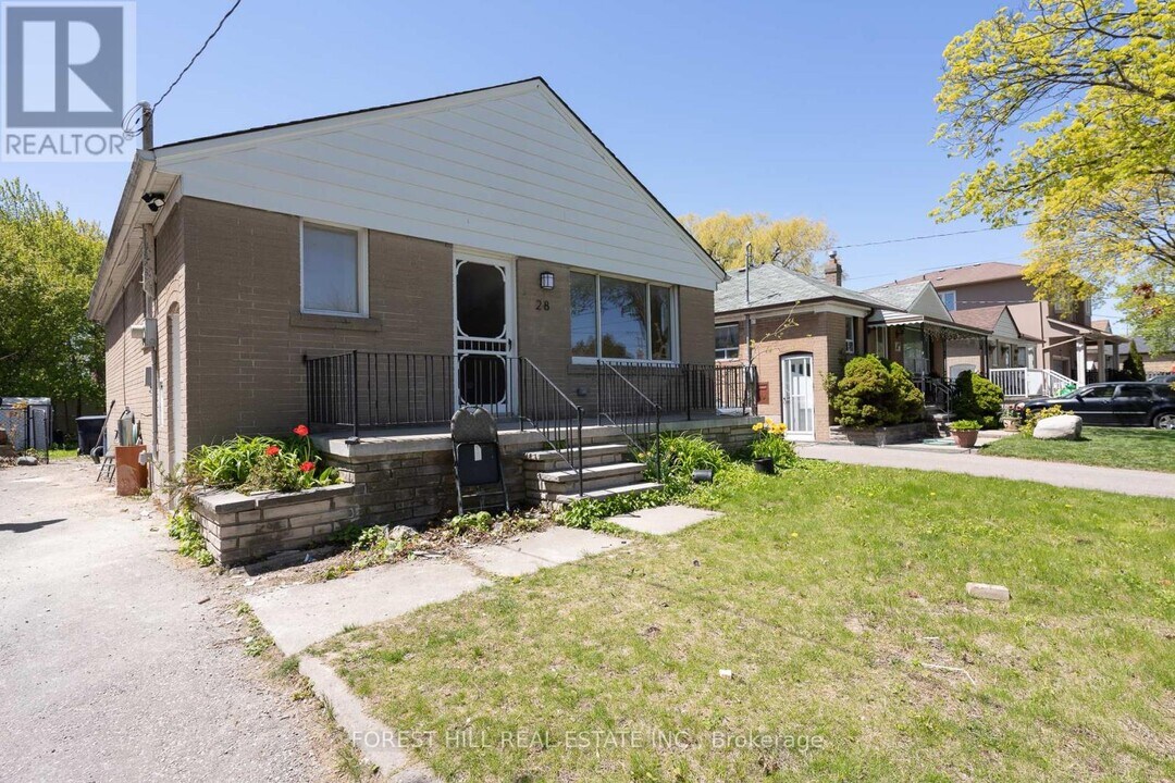 28 Paula Blvd in Toronto, ON - Building Photo