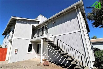 900 Jamieson Ct in Redding, CA - Building Photo - Building Photo