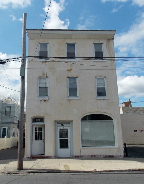 325 Mill St in Bristol, PA - Building Photo