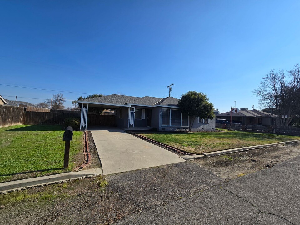 1851 Peralta Way in Hanford, CA - Building Photo