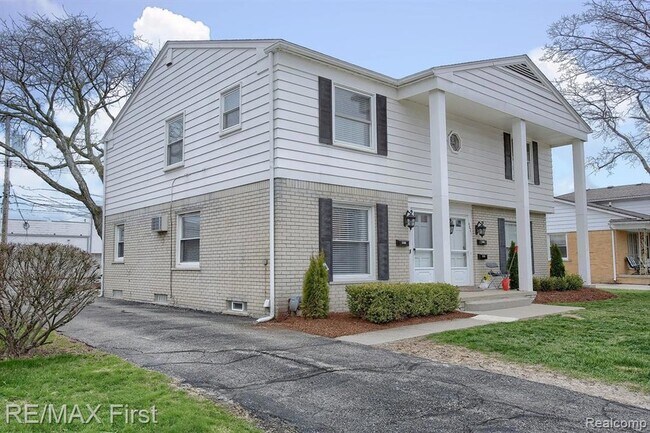 4817 Briarwood Ave, Unit 3-101 in Royal Oak, MI - Building Photo - Building Photo