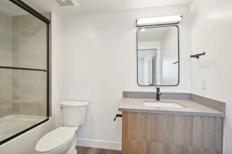 IM 21, Unit 302 in Los Angeles, CA - Foto de edificio - Building Photo