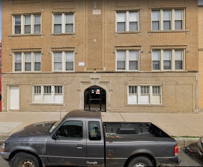 2043 N Cicero Ave, Unit 2S in Chicago, IL - Building Photo - Building Photo