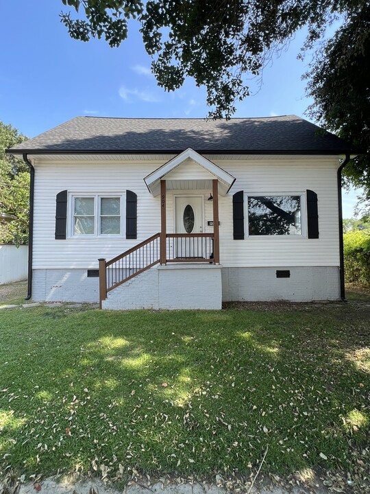 904 W Main Ave in Gastonia, NC - Building Photo