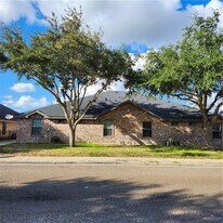8 Prosperity Dr in Edinburg, TX - Building Photo