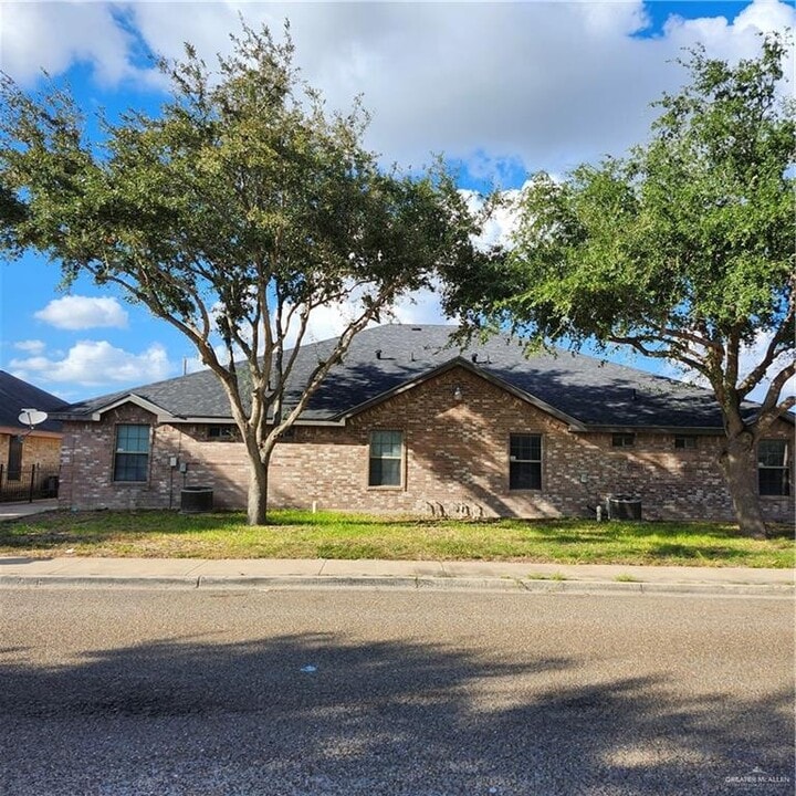 8 Prosperity Dr in Edinburg, TX - Building Photo