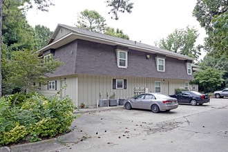 1641 N Oakland Ave in Fayetteville, AR - Foto de edificio - Building Photo