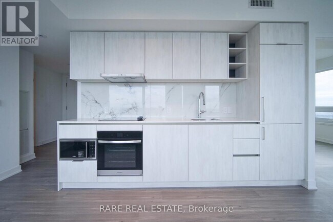 8 Wellesley St W in Toronto, ON - Building Photo - Building Photo