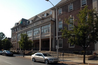 Senior Apartments at the Wyomissing Club in Reading, PA - Foto de edificio - Building Photo