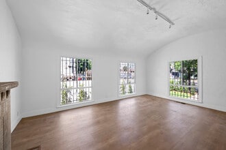 1905 S Orange Dr in Los Angeles, CA - Building Photo - Building Photo